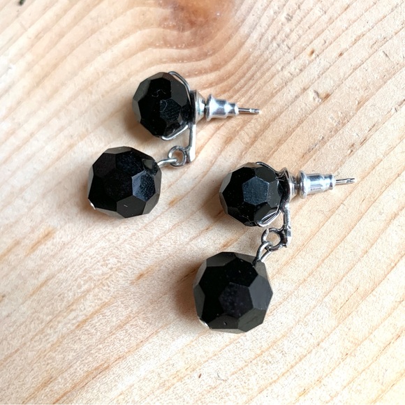 Black round and faceted glass beads silver tone dangle post earrings - Picture 4 of 10
